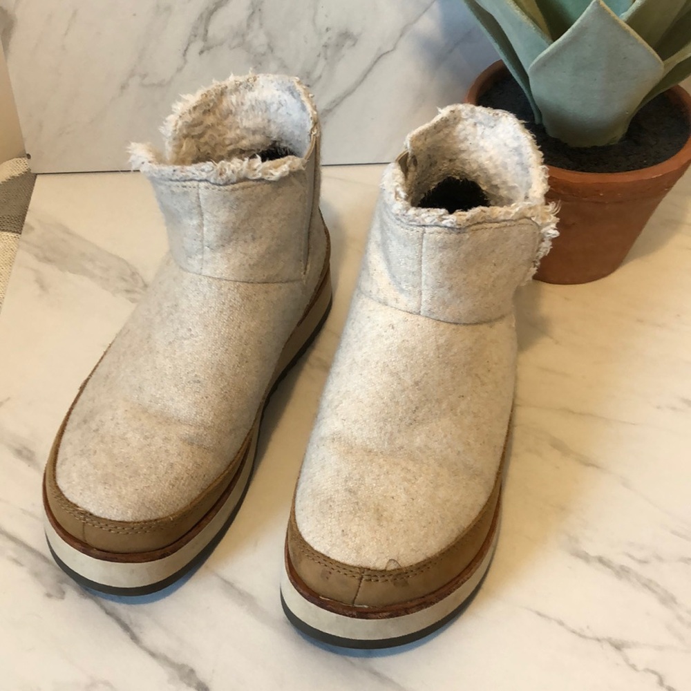 MERRELL-Cream & Cognac Brown Faux Fur Boho Short Ankle Booties-Size 5